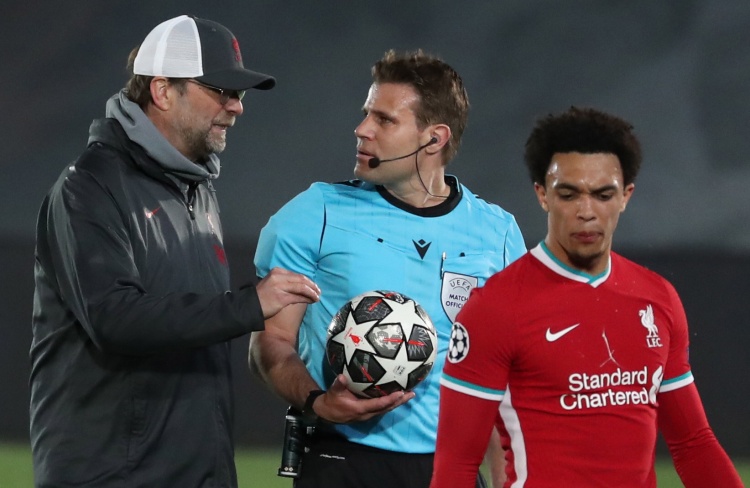 西超杯-拉菲尼亚双响维尼修斯一条龙 巴萨3-2皇马