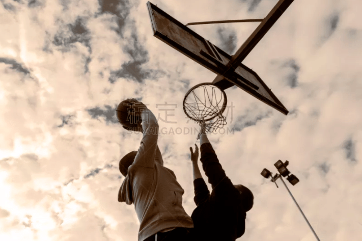 太阳报：客胜曼城后，贝林的母亲和女友随他一起返回马德里