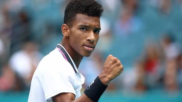 而他先前在 而他先前在